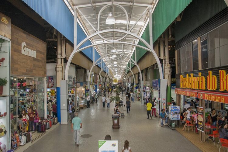 Feira dos Importados recebe Centro de Atendimento ao Turista móvel