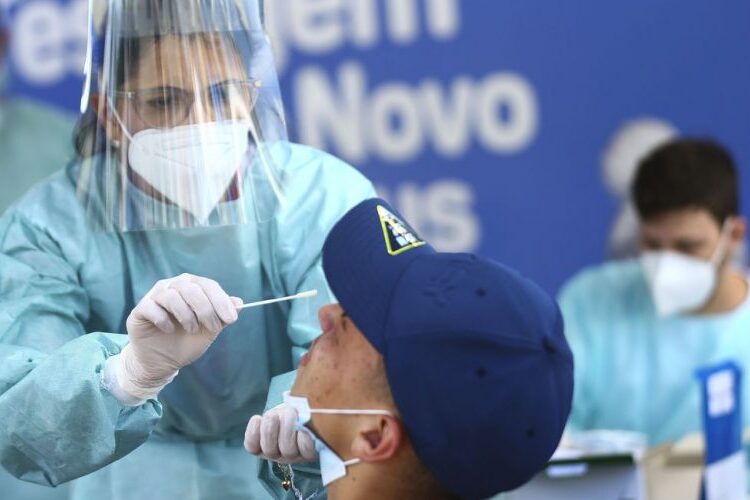Ministério da Saúde promove testagem rápida com voluntários no DF