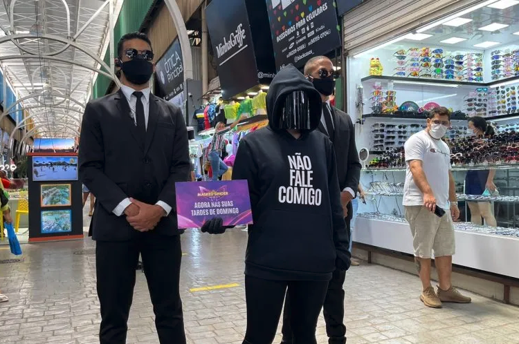 Feira dos Importados recebe personagem misteriosa do programa The Masked Singer Brasil